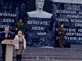 Митинг возле поселкового памятника героям Великой Отечественной войны.
